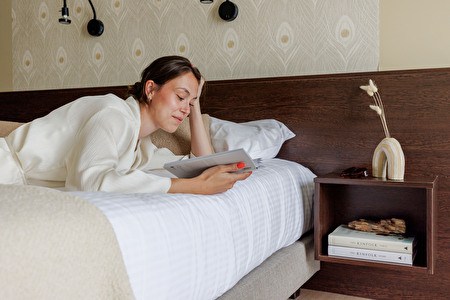 Dame op bed WP Hotel Corner House