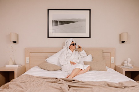 dame op bed WP Hotel Aazaert