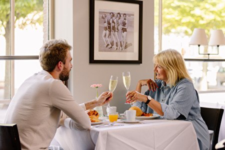 koppel met schuimwijn aan het ontbijt bij WP Hotels